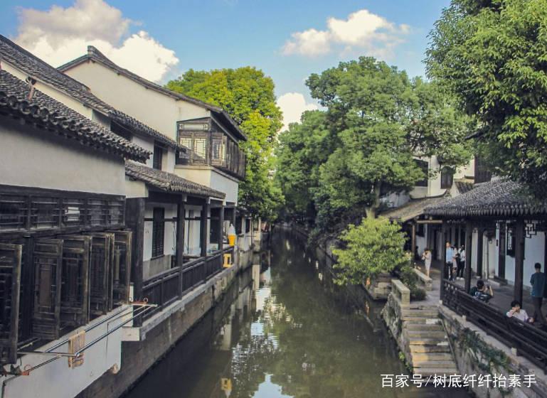 我想要走读但我妈担心我学坏怎么办，还说我年龄小？